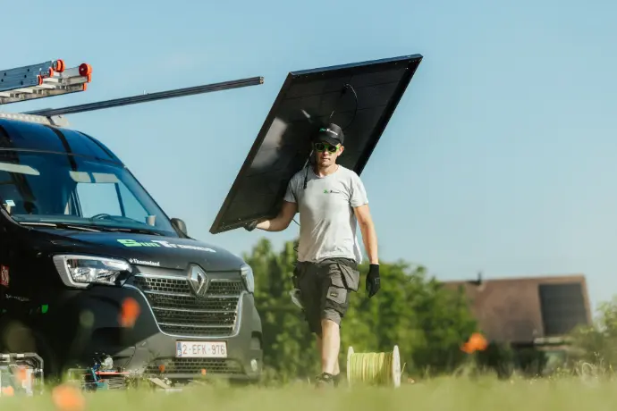 installateur staat klaar voor plaatsen van zonnepanelen