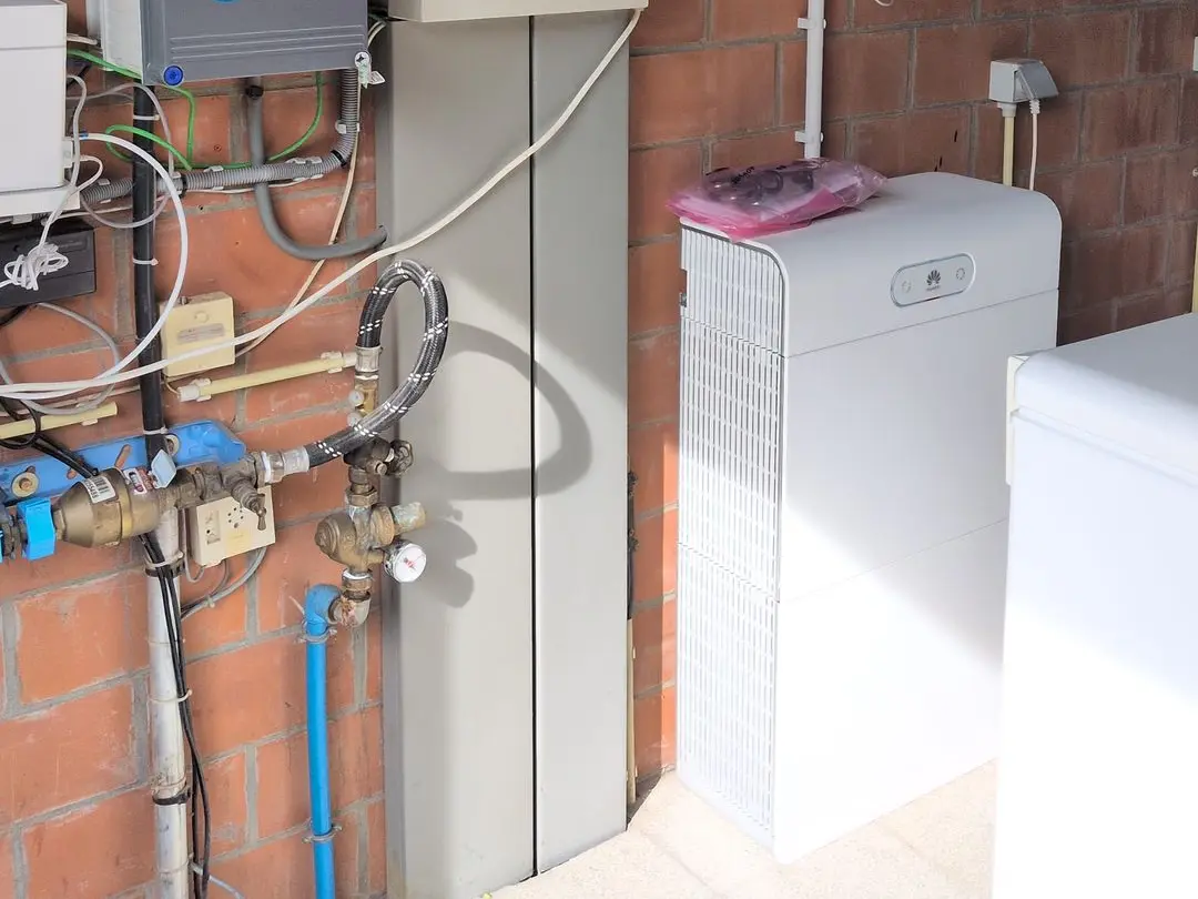 zonne-energie opslaan met thuisbatterij in een garage