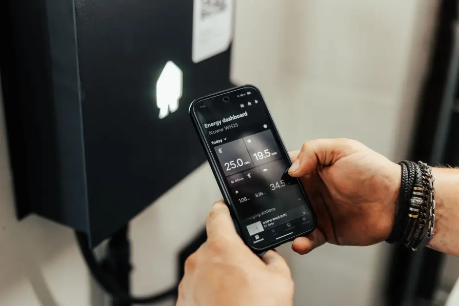 laadpaal voor thuis beheren via de app op smartphone