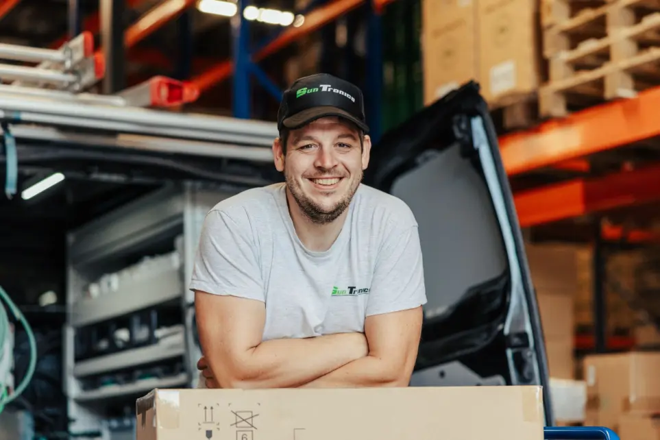 servicemedewerker staat paraat voor jouw service aanvraag