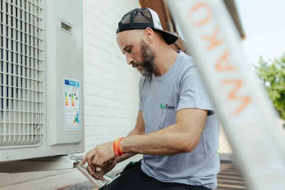 periodiek airconditioning onderhoud van de buitenunit