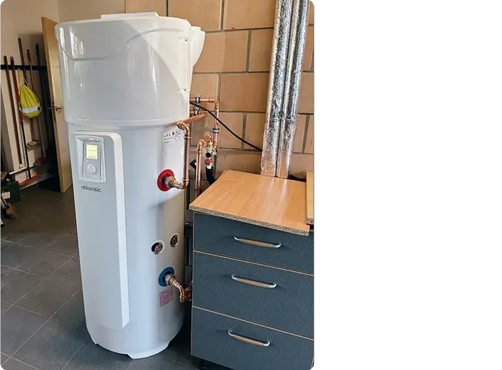 warmtepompboiler in garage voor duurzaam warm water