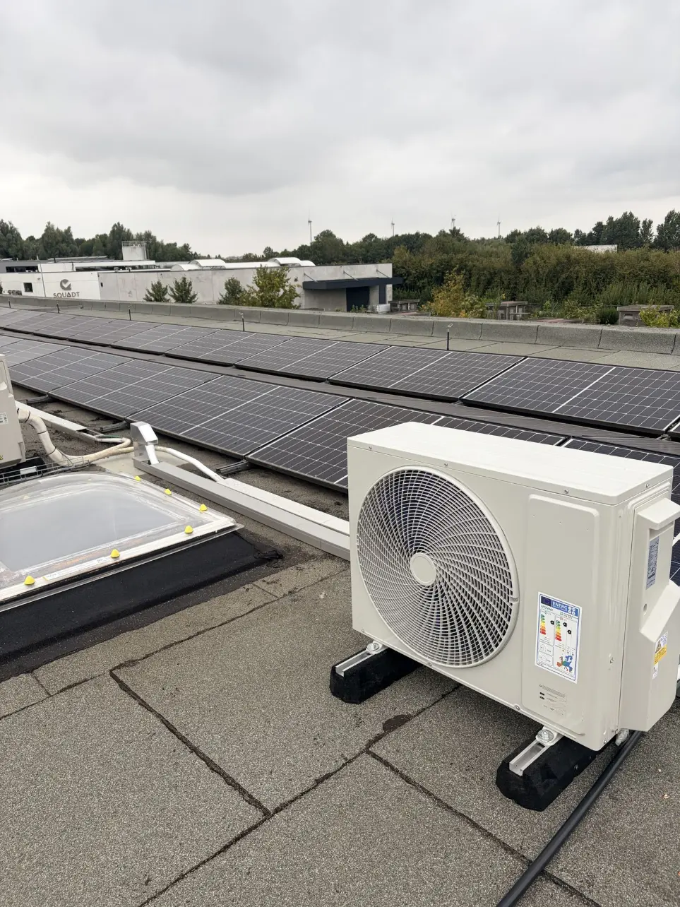 Afgewerkte warmtepomp op bedrijfsdak voor kantoor verwarming