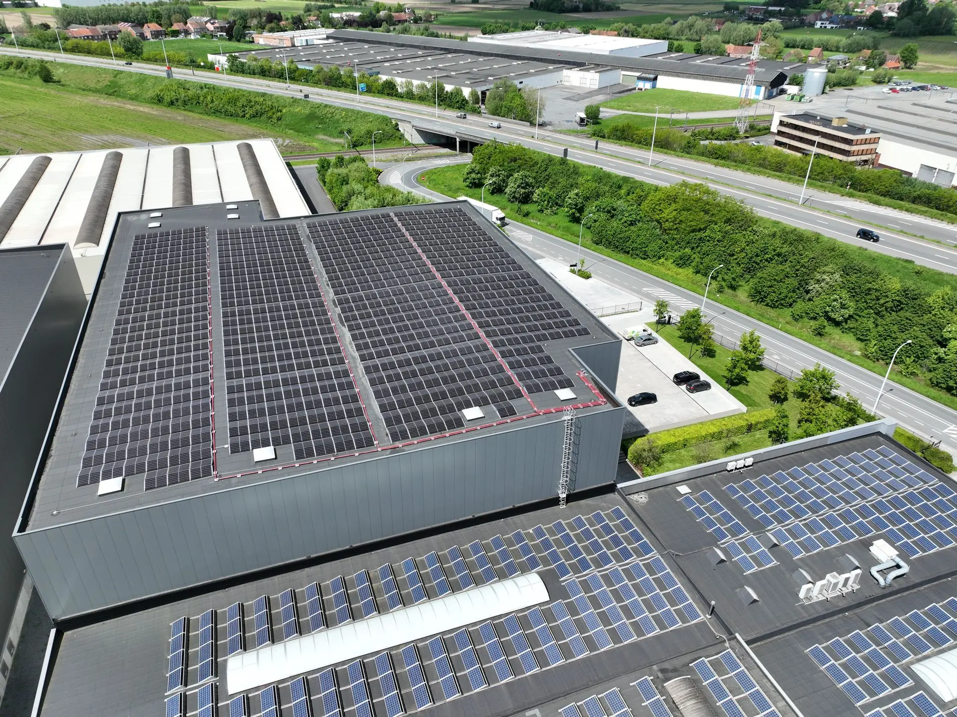 Afgewerkte installatie van zonnepanelen voor kmo en industrie
