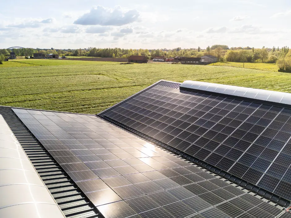 Kwalitatieve zonnepanelen op boerderij voor zonne energie