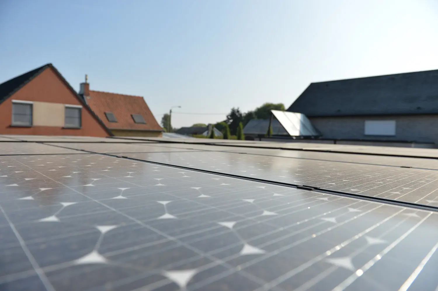 Zakelijk zonnepanelen plaatsen op plat dak