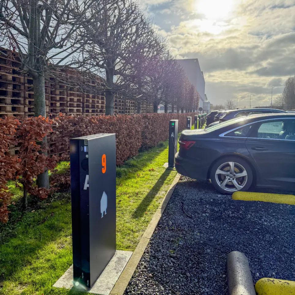 Afgewerkte laadpaal installatie voor wagenpark kantoor